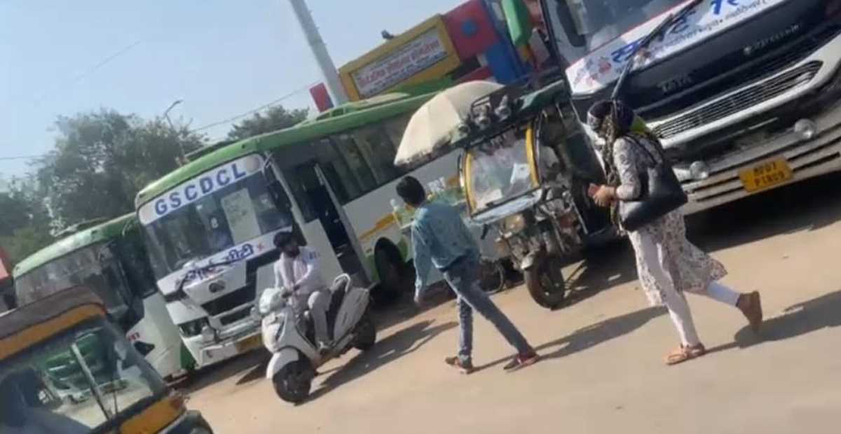 स्मार्ट सिटी बस स्टैंड से अवैध बसें संचालित, स्मार्ट सिटी व नगर निगम खामोश स्मार्ट सिटी बस स्टैंड से अवैध बसें संचालित, स्मार्ट सिटी व नगर निगम खामोश